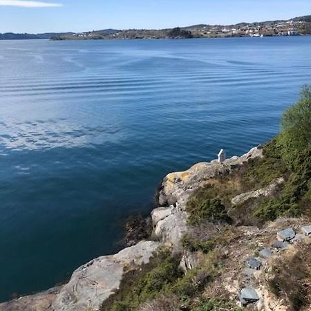 Koselig Nyoppusset 3 Roms Leilighet Med Egen Parkeringsplass I Rolige Omgivelse Naer Sjoen, 2 Mil Nord For Bergen Sentrum. Zewnętrze zdjęcie