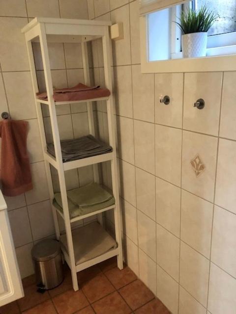 Koselig Nyoppusset 3 Roms Leilighet Med Egen Parkeringsplass I Rolige Omgivelse Naer Sjoen, 2 Mil Nord For Bergen Sentrum. Zewnętrze zdjęcie